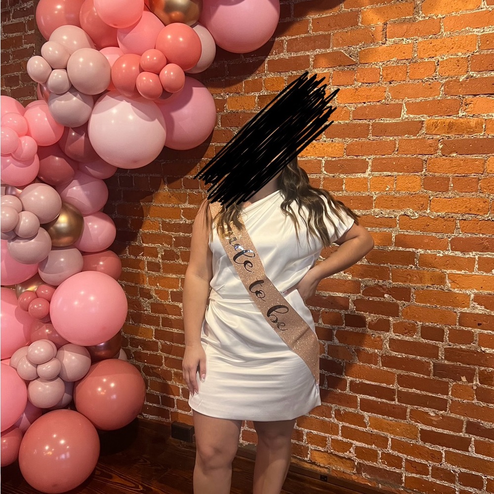 SIZE MEDIUM. WORN ONCE FOR BRIDAL SHOWER